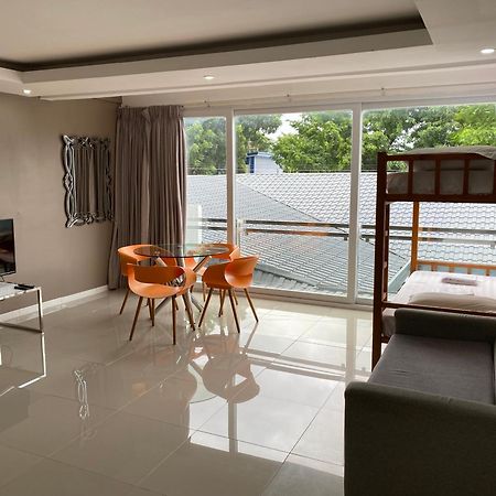 Chequers Suites Subic Bay Olongapo City Exteriör bild